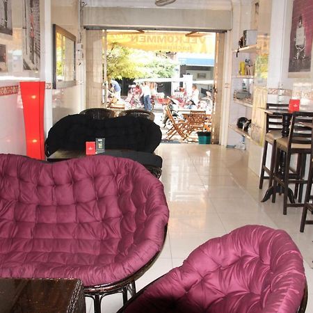 Riverside Backpackers Phnom Penh Exterior photo
