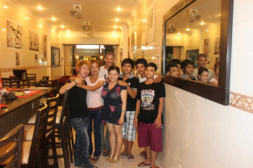 Riverside Backpackers Phnom Penh Exterior photo