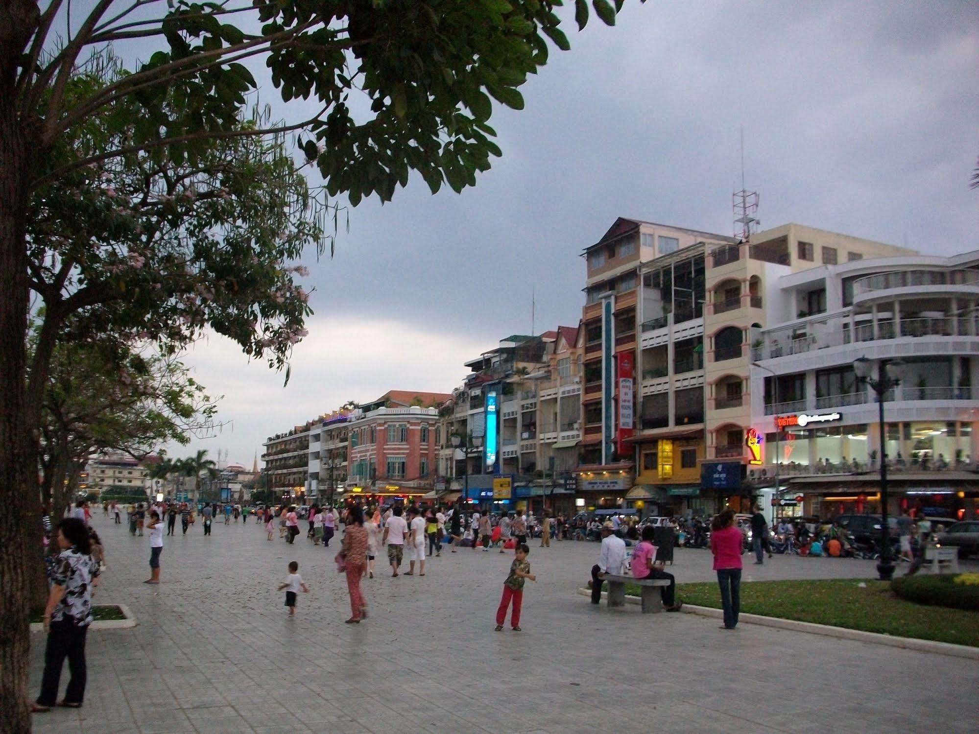 Riverside Backpackers Phnom Penh Exterior photo