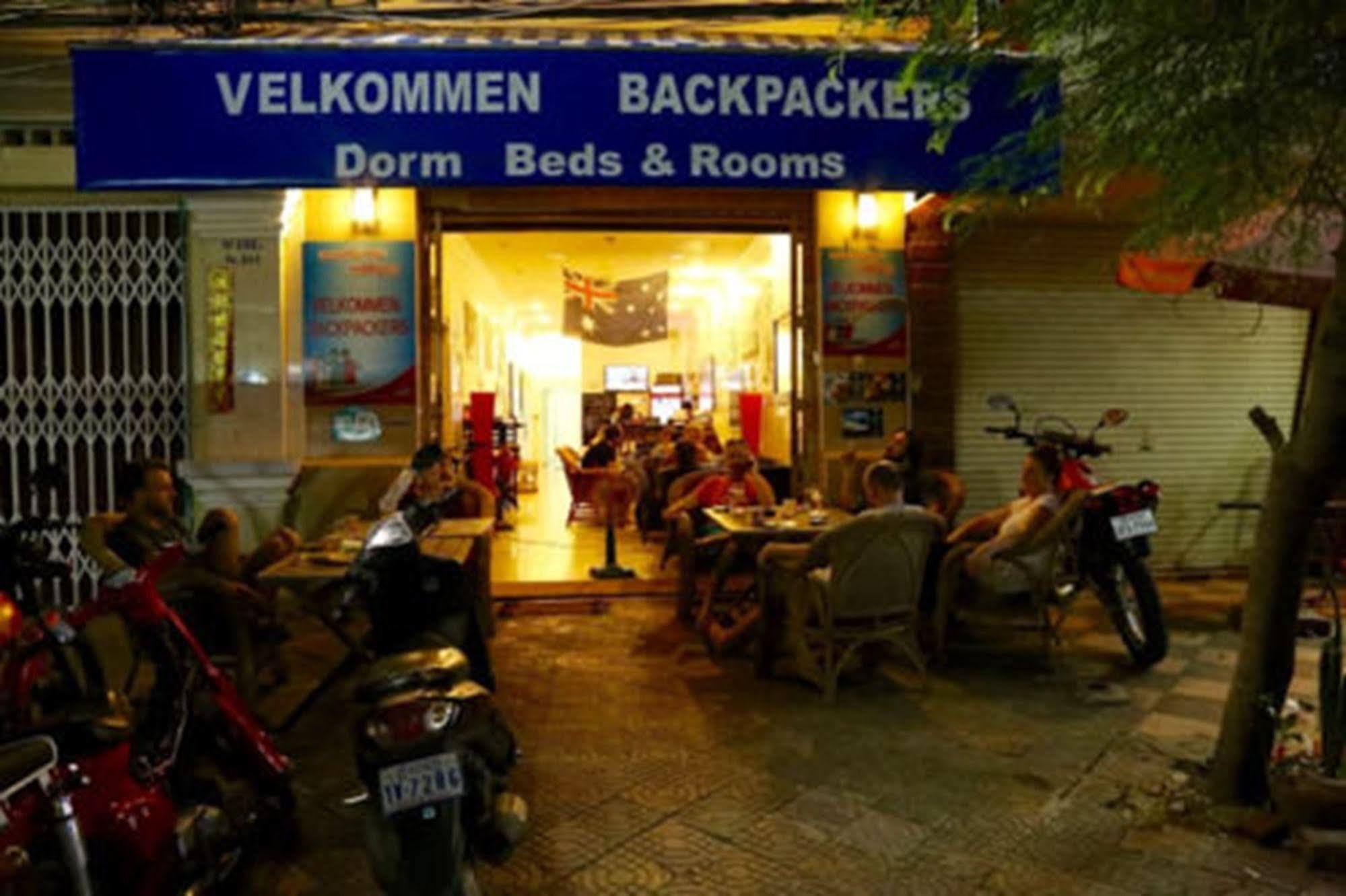 Riverside Backpackers Phnom Penh Exterior photo