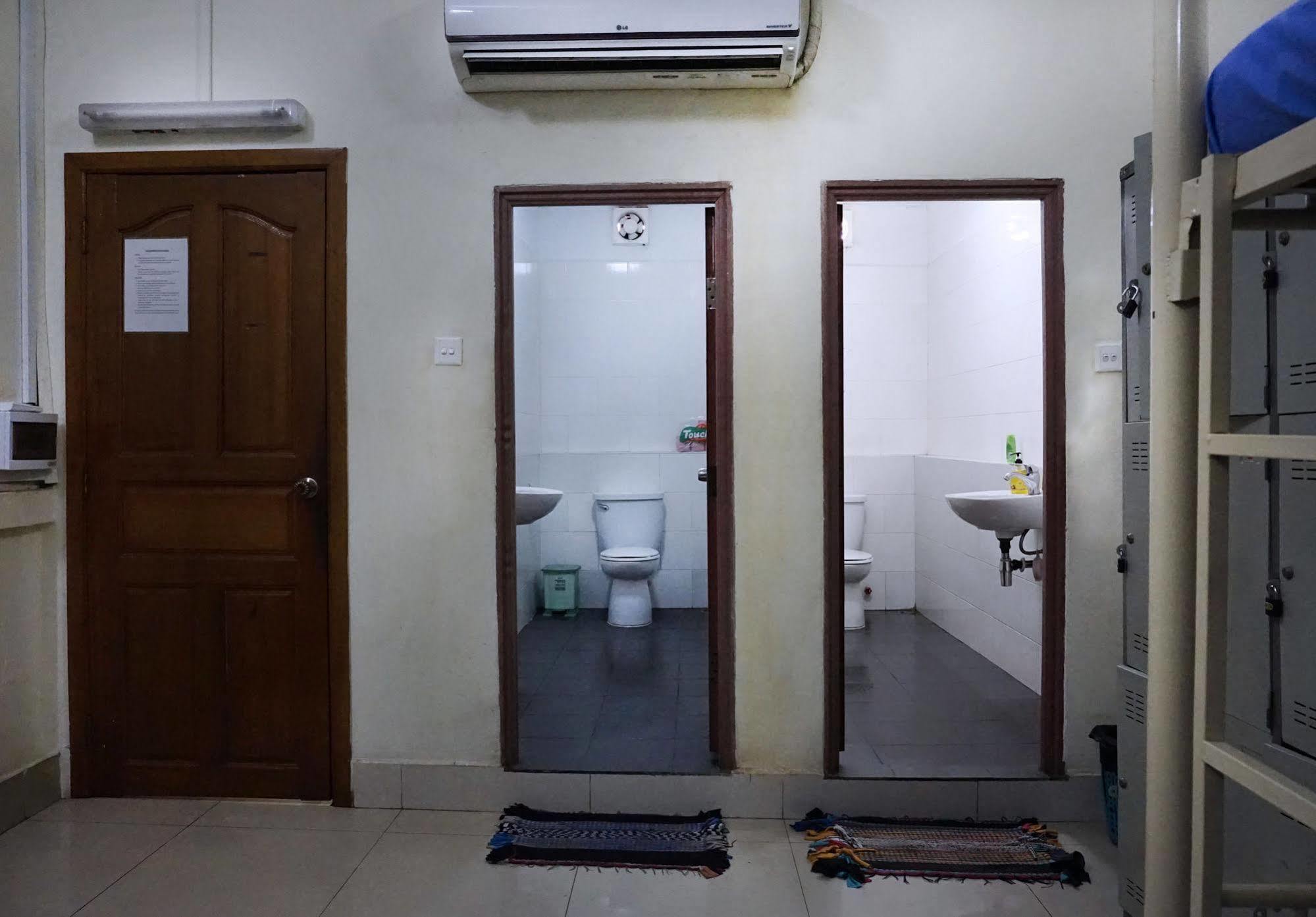 Riverside Backpackers Phnom Penh Exterior photo
