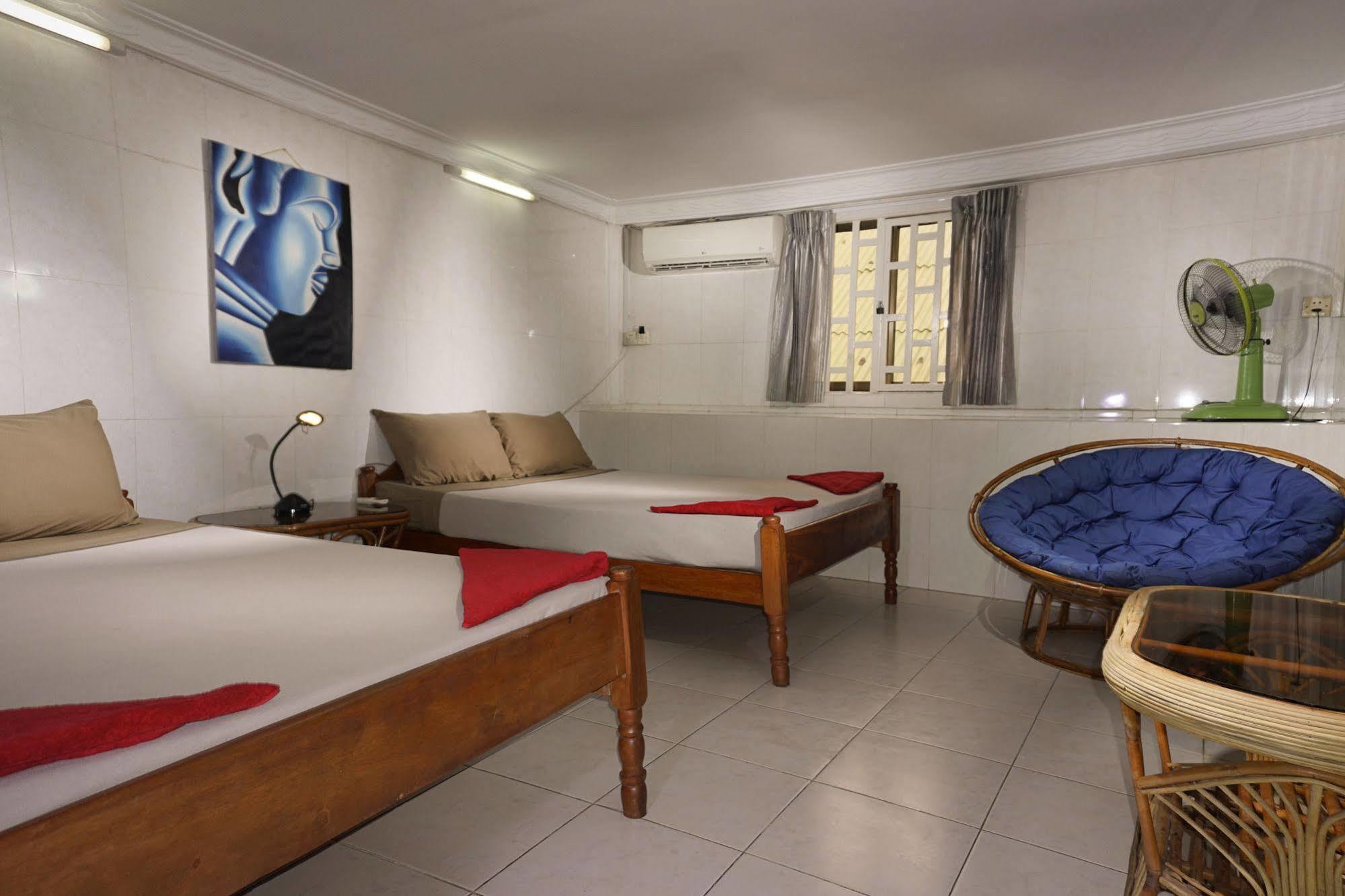 Riverside Backpackers Phnom Penh Exterior photo