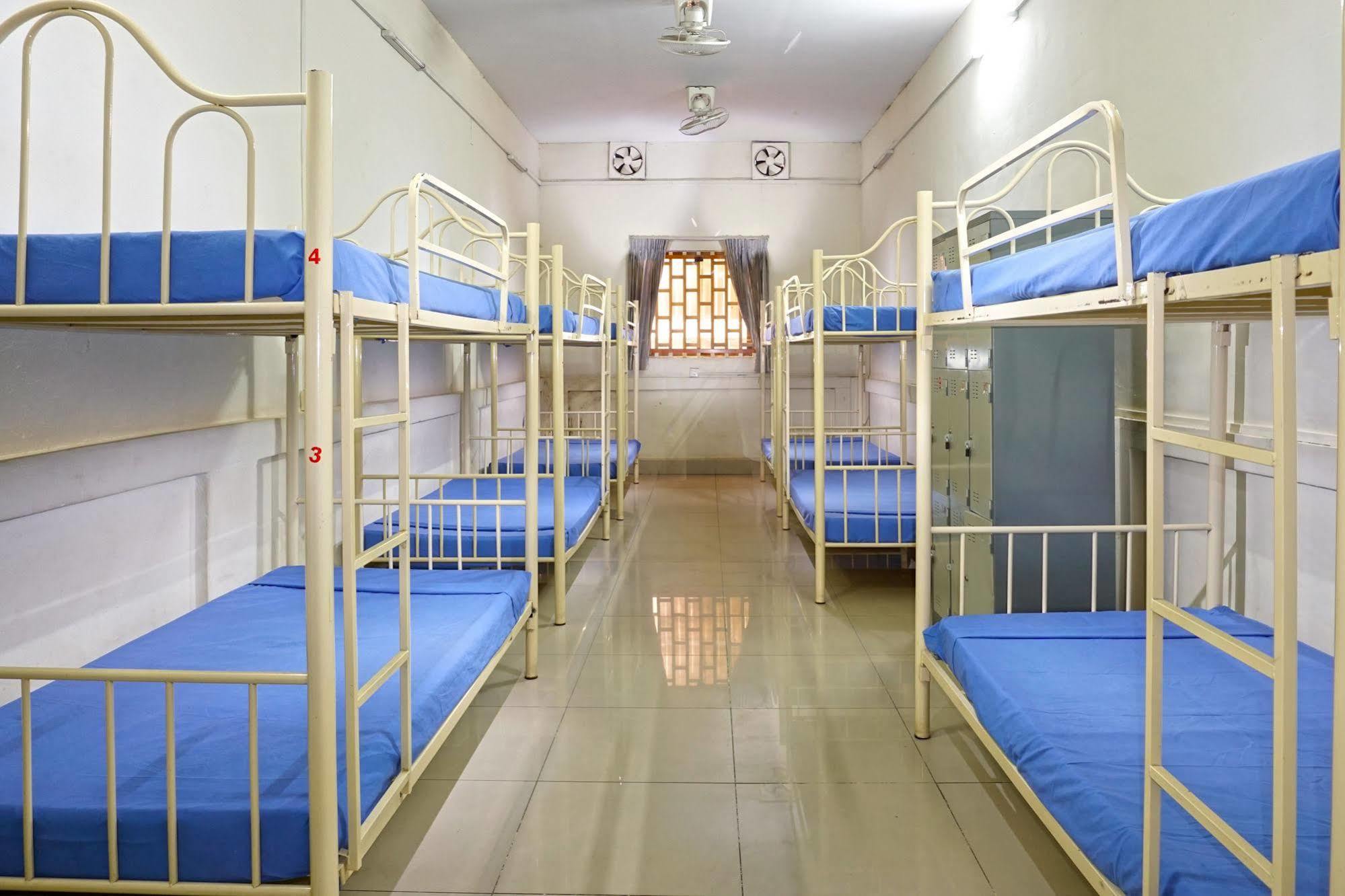 Riverside Backpackers Phnom Penh Exterior photo