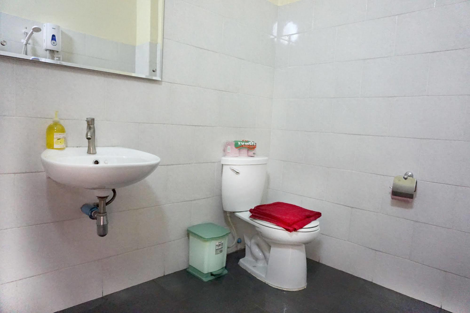 Riverside Backpackers Phnom Penh Exterior photo