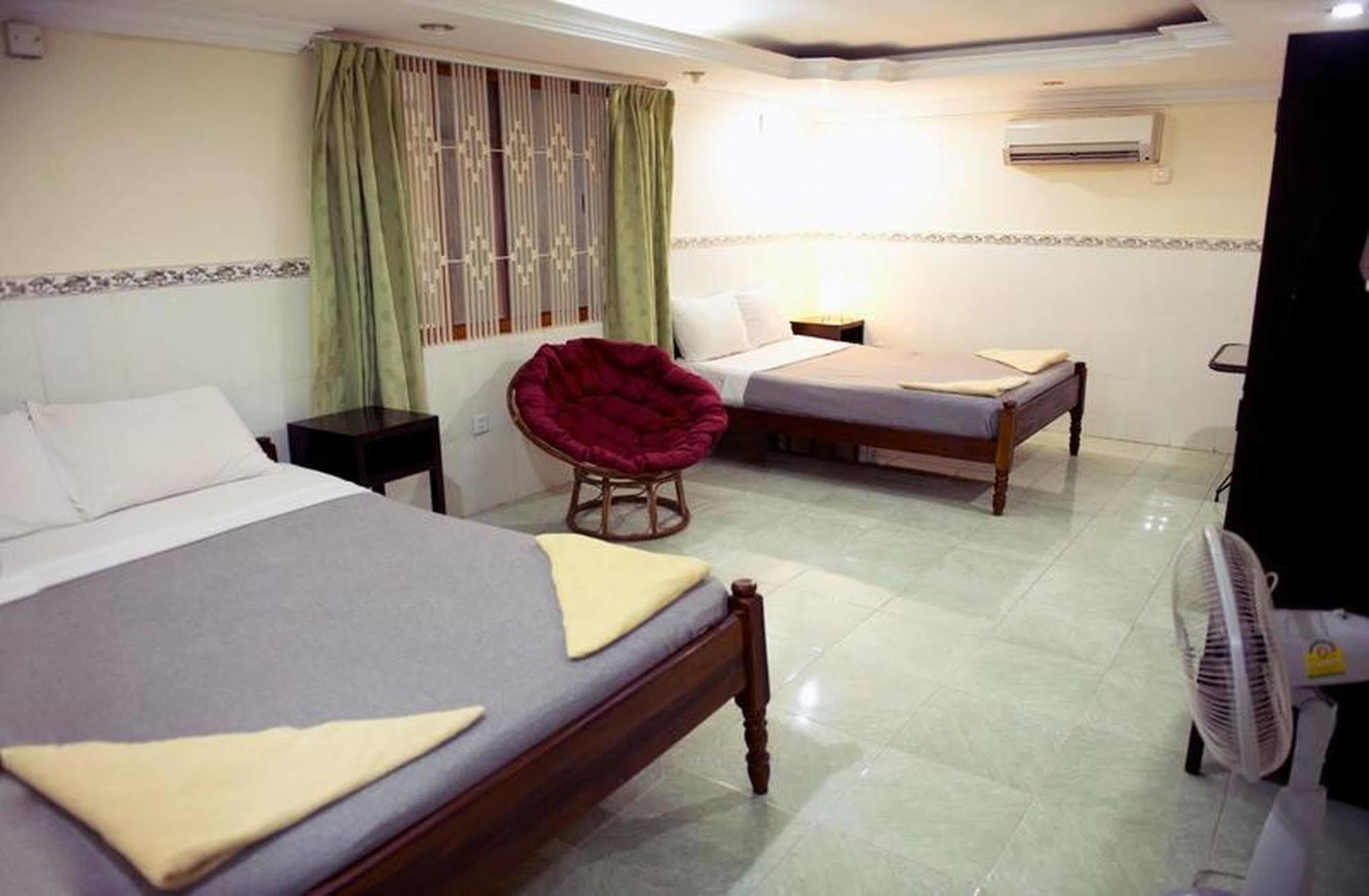 Riverside Backpackers Phnom Penh Exterior photo